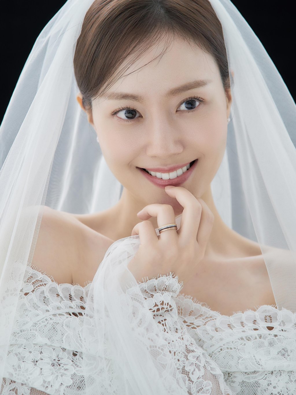 배우 문채원, 6월 결혼 앞두고 웨딩 화보 촬영 — 예비 신부 비주얼 화제 7 moon chaewon wedding01