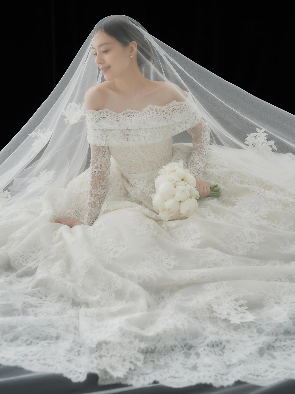 배우 문채원, 6월 결혼 앞두고 웨딩 화보 촬영 — 예비 신부 비주얼 화제 10 moon chaewon wedding10